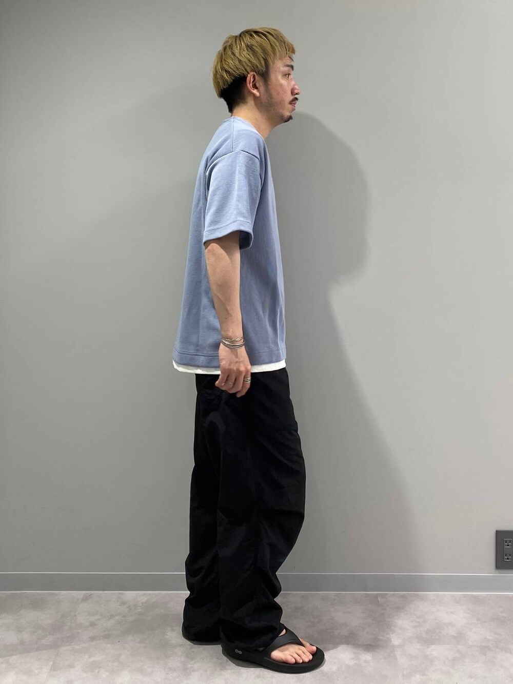 ブラック系のその他パンツ、ブルー系のTシャツ/カットソーを着用したメンズの夏コーディネートの4枚目の写真