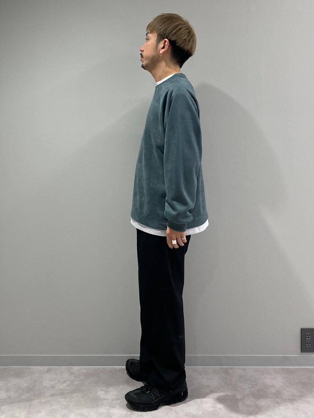 ブラック系のその他パンツ、グリーン系のスウェット、ホワイト系のTシャツ/カットソーを着用したメンズの秋コーディネートの2枚目の写真