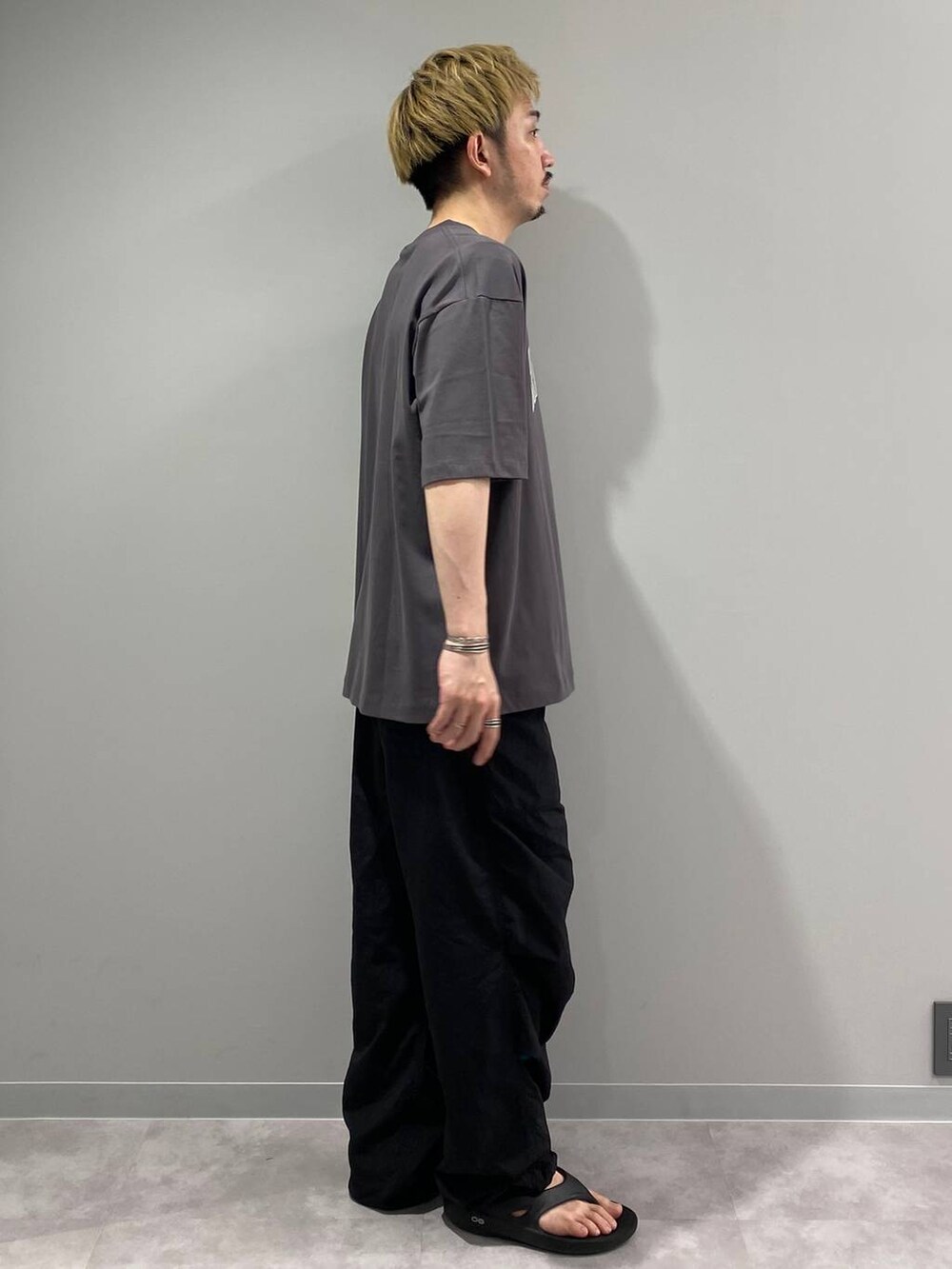 ブラック系のその他パンツ、グレー系のTシャツ/カットソーを着用したメンズの夏コーディネートの4枚目の写真
