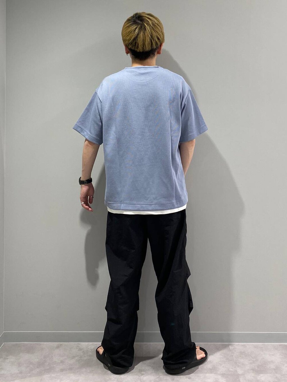 ブラック系のその他パンツ、ブルー系のTシャツ/カットソーを着用したメンズの夏コーディネートの3枚目の写真