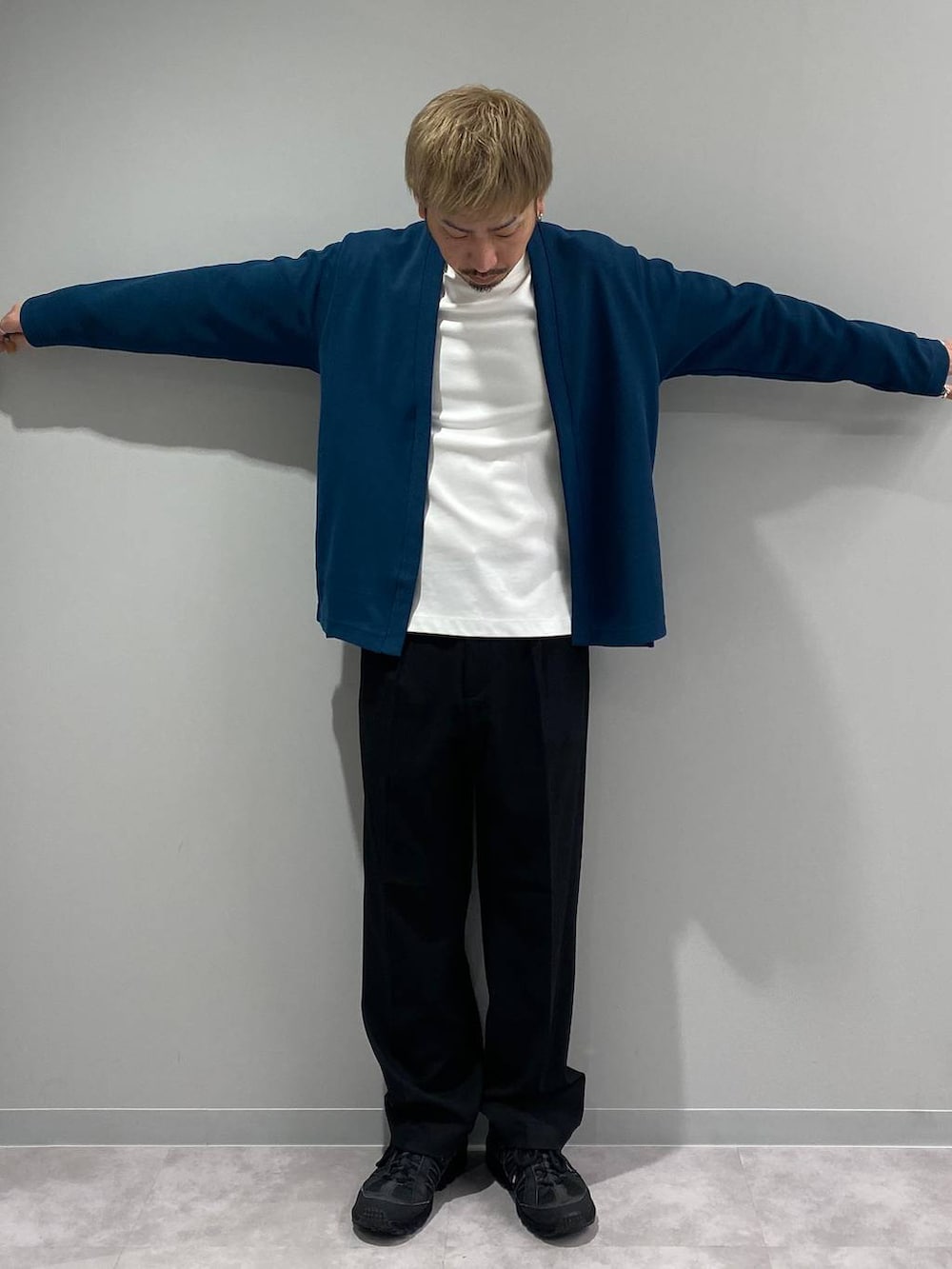 ブラック系のその他パンツ、グリーン系のカーディガン/ボレロ、ホワイト系のTシャツ/カットソーを着用したメンズの秋コーディネートの5枚目の写真