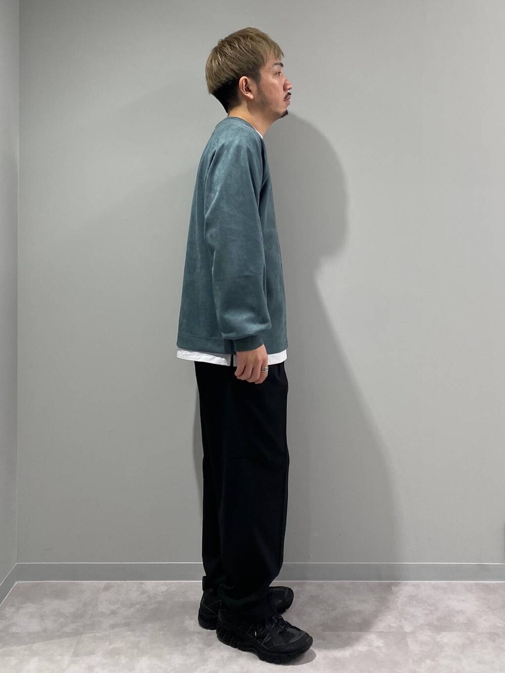 ブラック系のその他パンツ、グリーン系のスウェット、ホワイト系のTシャツ/カットソーを着用したメンズの秋コーディネートの4枚目の写真