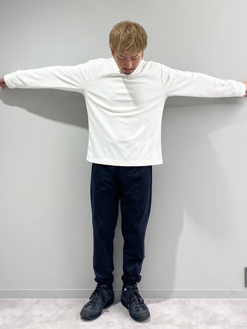 ブラック系のその他パンツ、ホワイト系のTシャツ/カットソーを着用したメンズの秋コーディネートの5枚目の写真