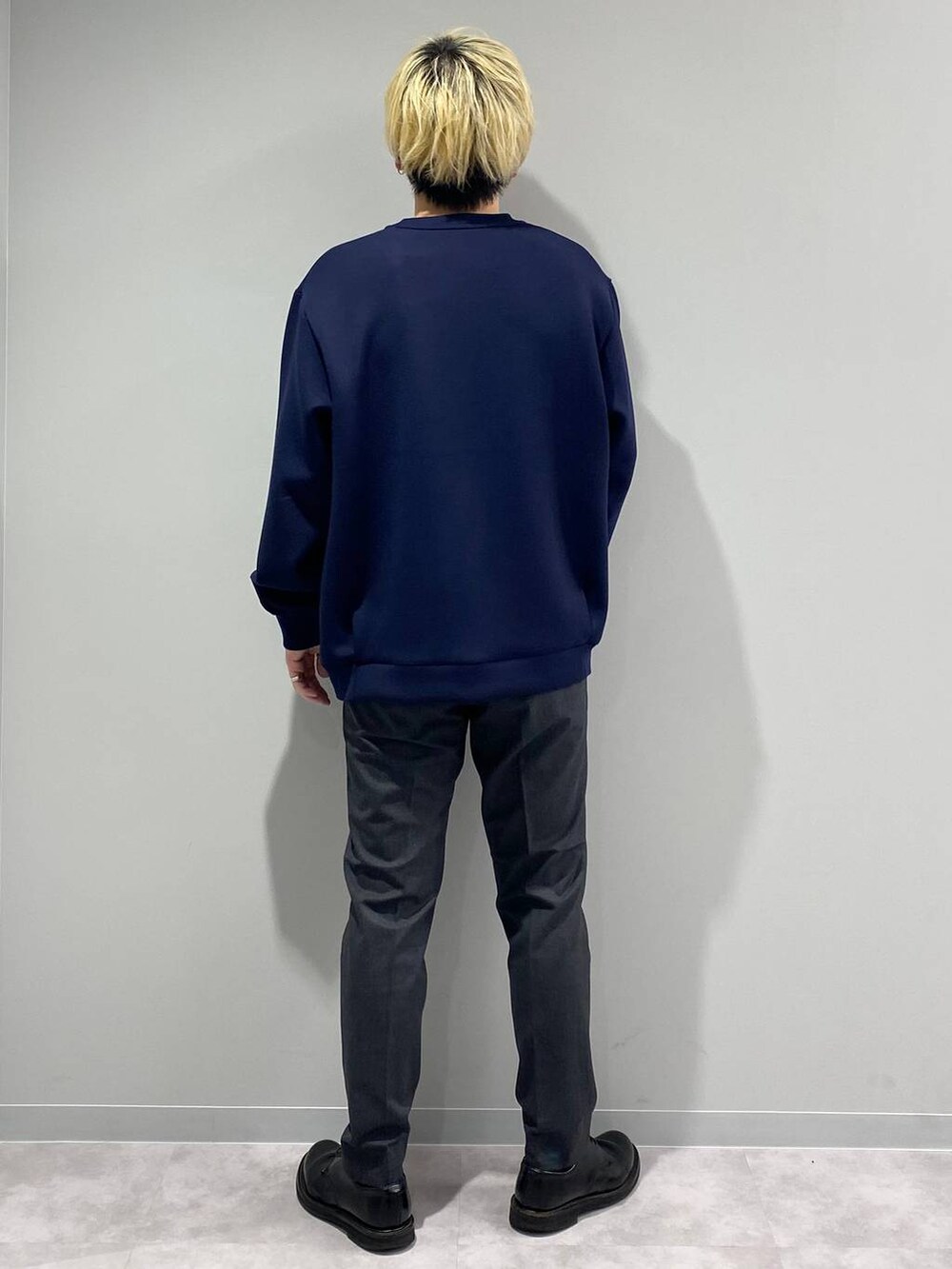 「若見え、ゆったり、カジュアル、デート/ロマンティック、きれいめ、旅行、GLOBAL WORK、アーバンスラックス_GLOBAL WORK、スウェット」｜「GLOBAL WORKのライトクッションクルー/ロゴ/116246（スウェット、ブルー系）」を使った、はりー@Smileさん（メンズ・170cm）の冬コーディネートの3枚目の写真