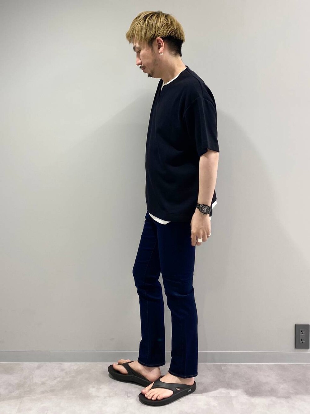 ブルー系のデニムパンツ、ブラック系のTシャツ/カットソーを着用したメンズの夏コーディネートの2枚目の写真