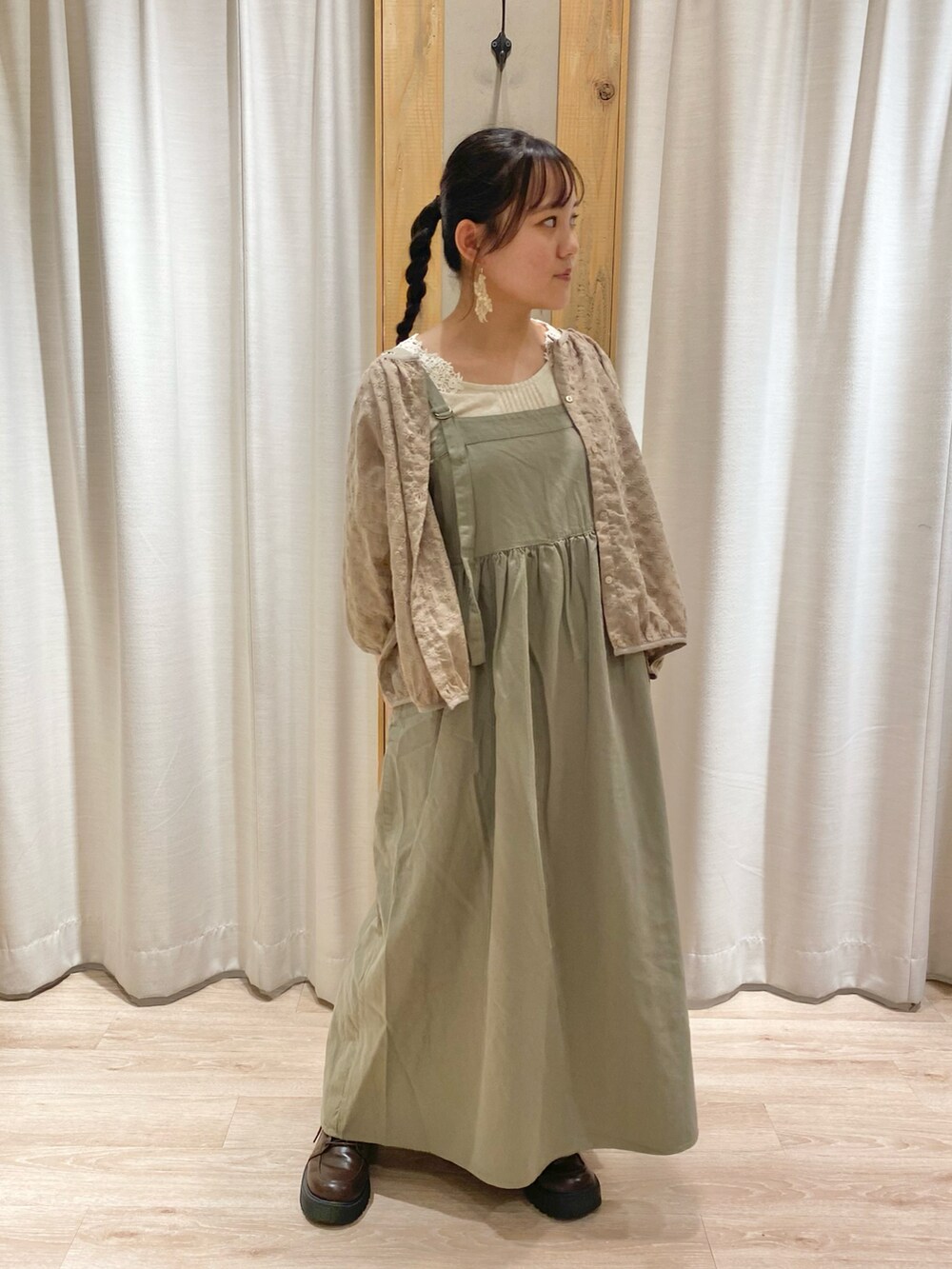 ブラウン系のシャツ/ブラウス、ベージュ系のTシャツ/カットソー、グリーン系のワンピースを着用したレディースの夏コーディネートの2枚目の写真