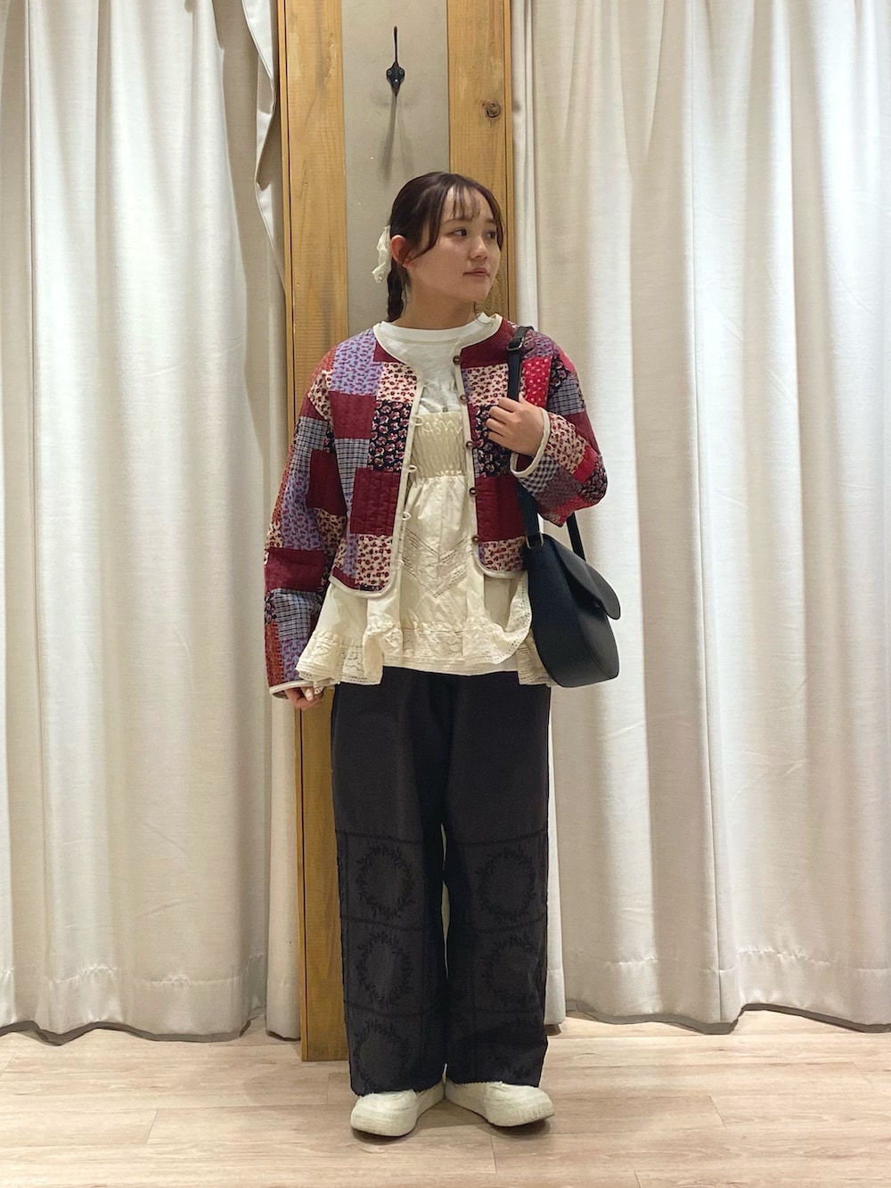 レッド系のノーカラージャケットを着用したレディースの夏コーディネートの2枚目の写真