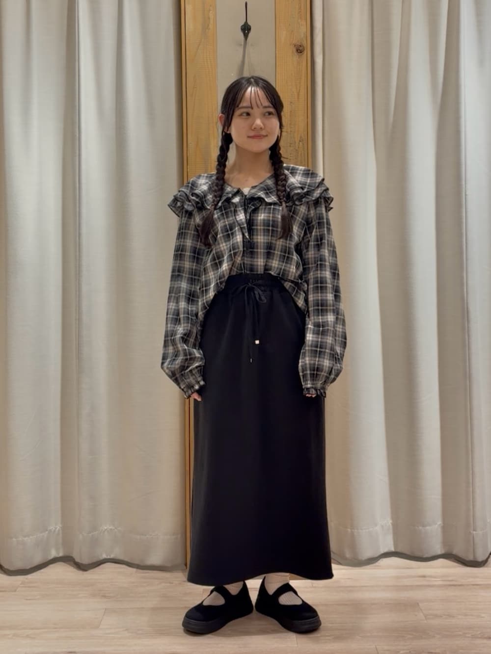 ブラック系のシャツ/ブラウスを着用したレディースの冬コーディネートの2枚目の写真