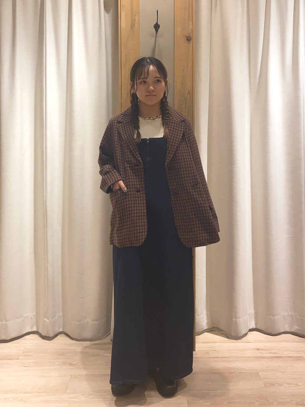 ブルー系のワンピース、ブルー系のノーカラージャケット、ホワイト系のTシャツ/カットソーを着用したレディースの秋コーディネートの2枚目の写真