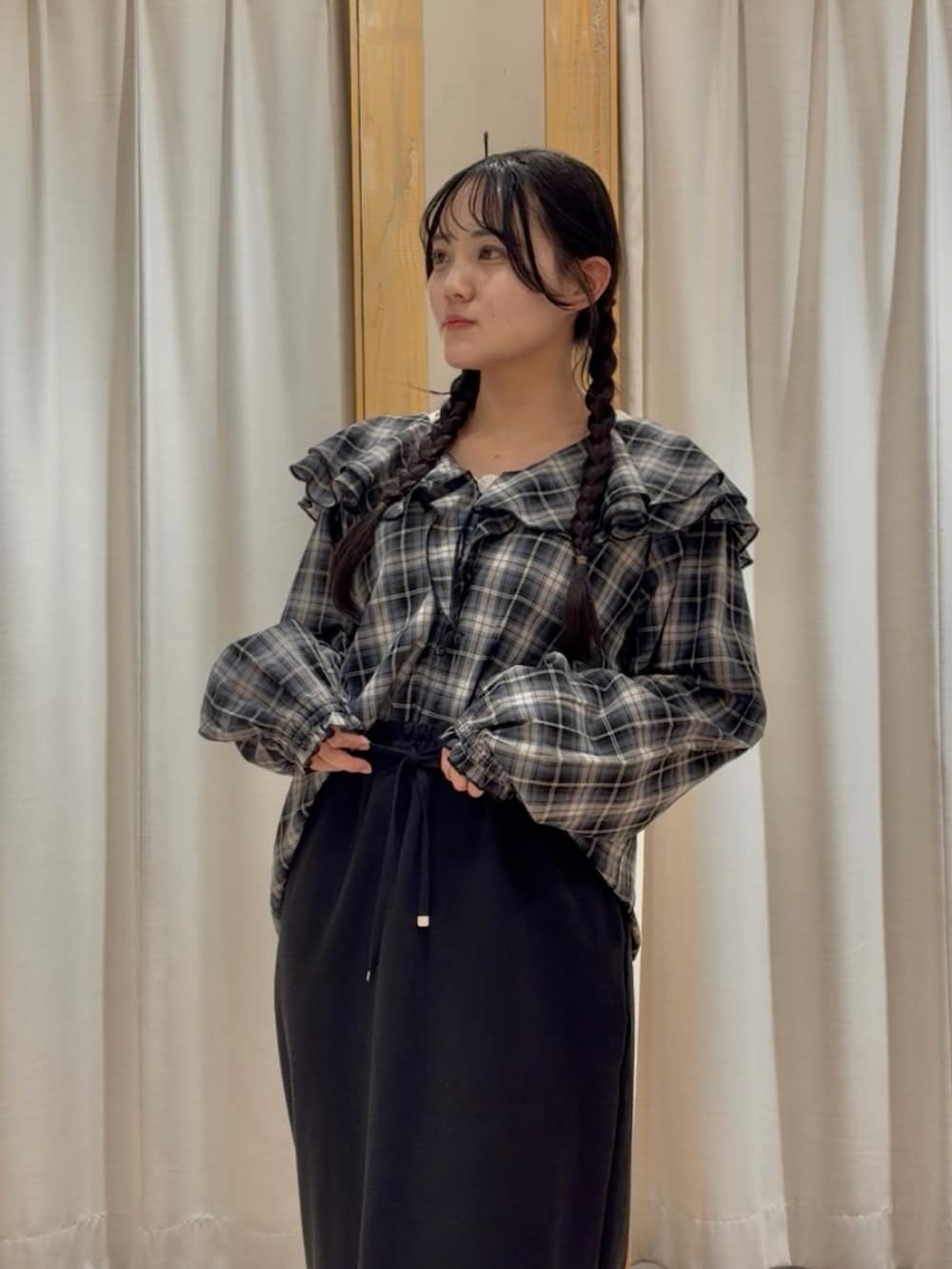 ブラック系のシャツ/ブラウスを着用したレディースの冬コーディネートの3枚目の写真