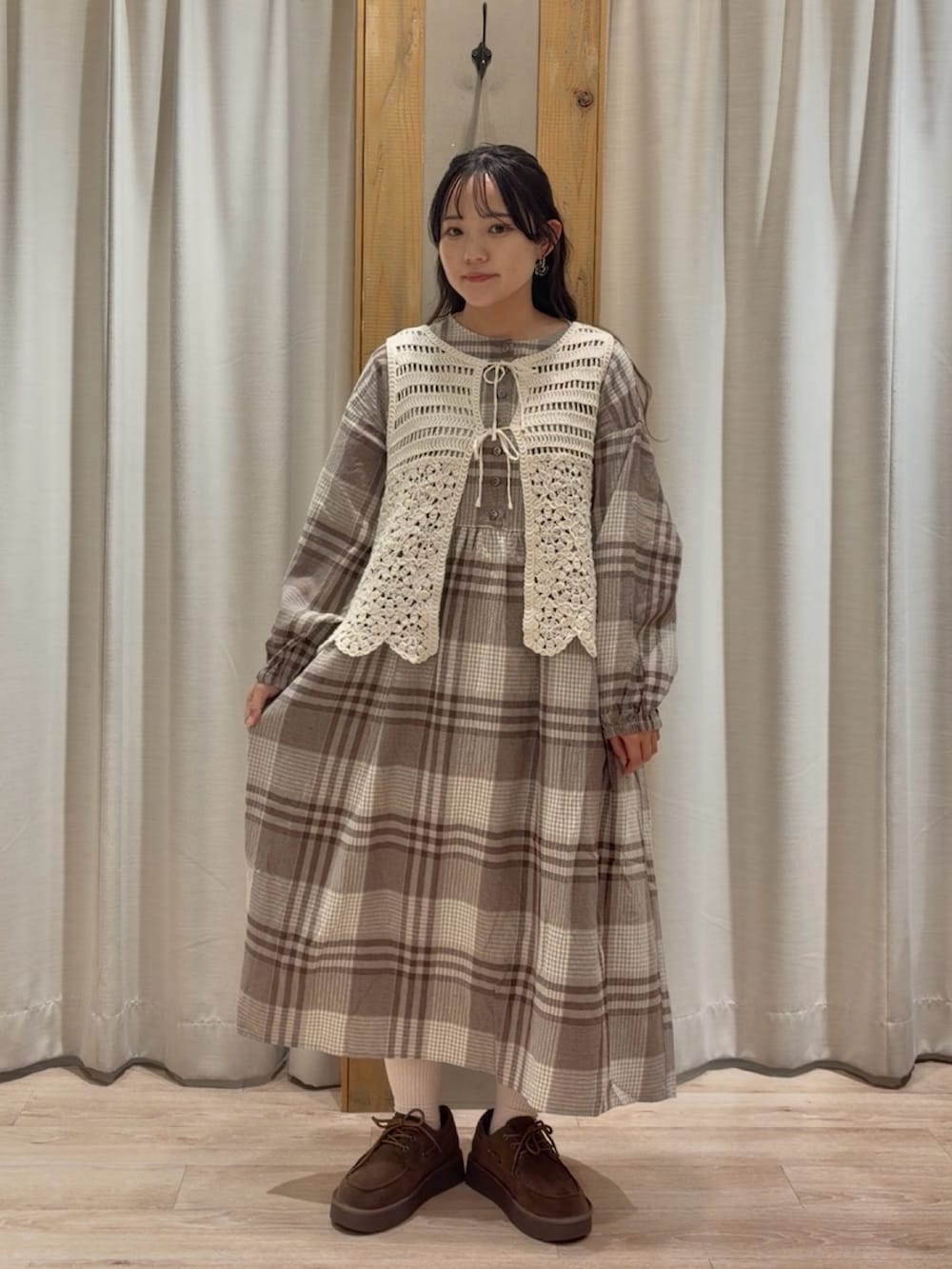 ブラウン系のワンピースを着用したレディースの春コーディネートの5枚目の写真