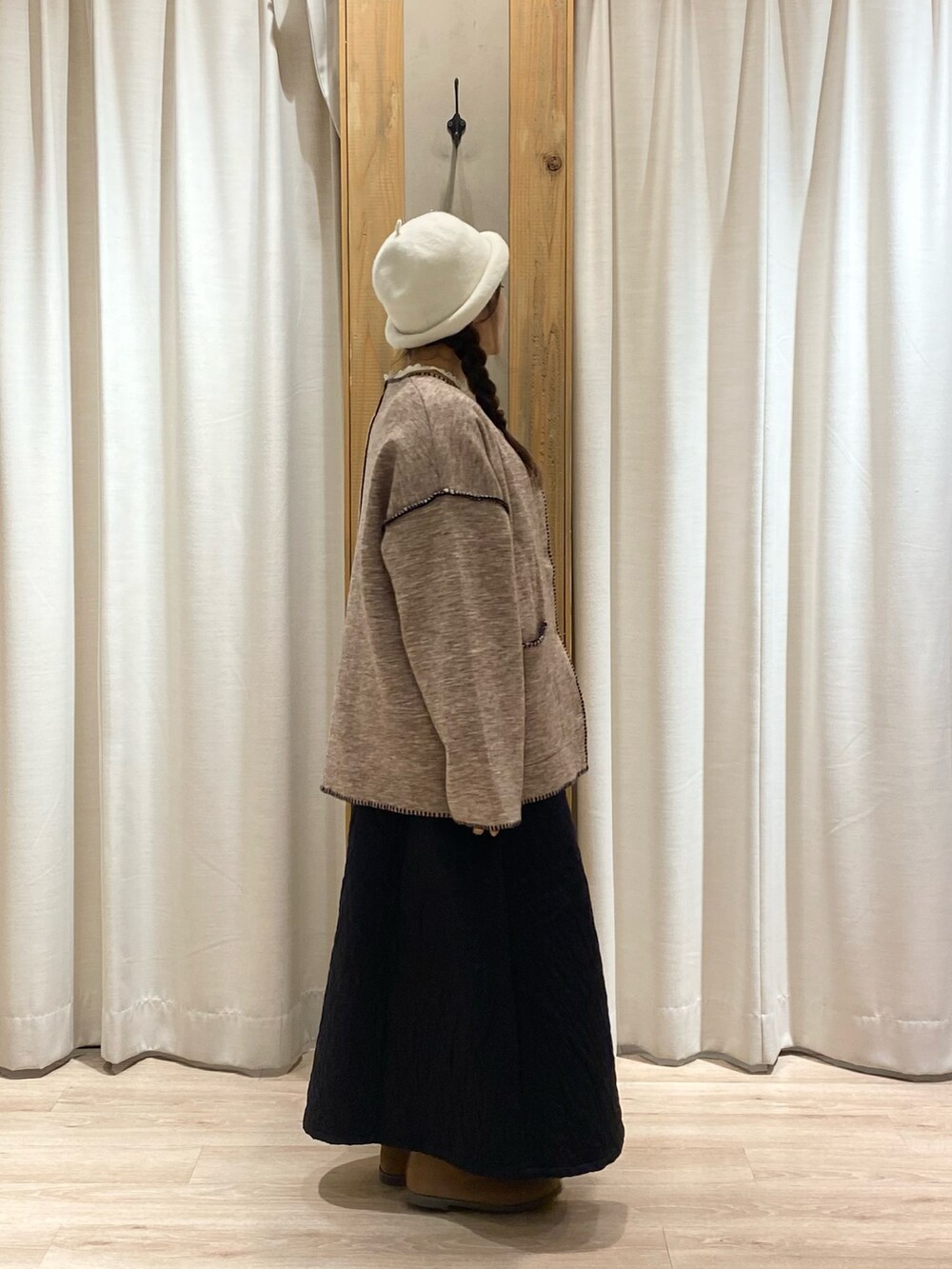 ベージュ系のノーカラージャケットを着用したレディースの冬コーディネートの4枚目の写真