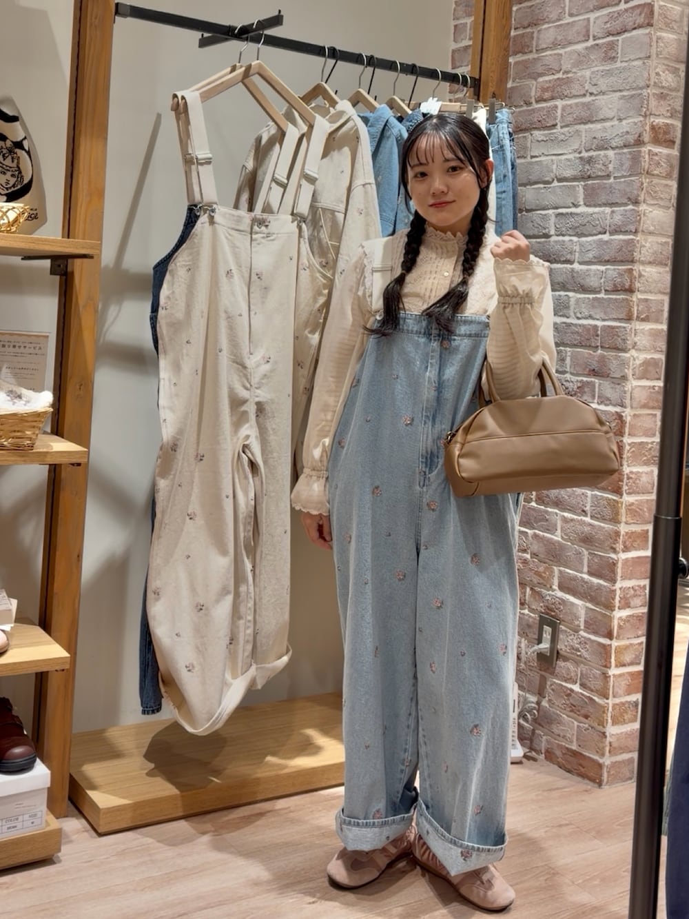 ブルー系のサロペット/オーバーオール、ホワイト系のシャツ/ブラウスを着用したレディースの冬コーディネートの4枚目の写真