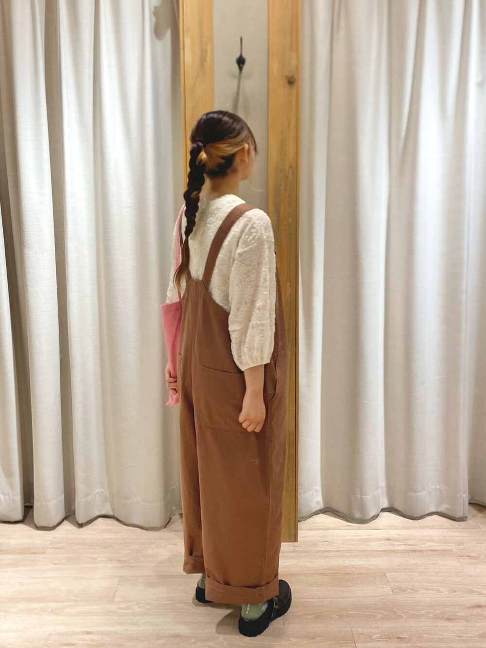ブラウン系のサロペット/オーバーオールを着用したレディースの夏コーディネートの2枚目の写真