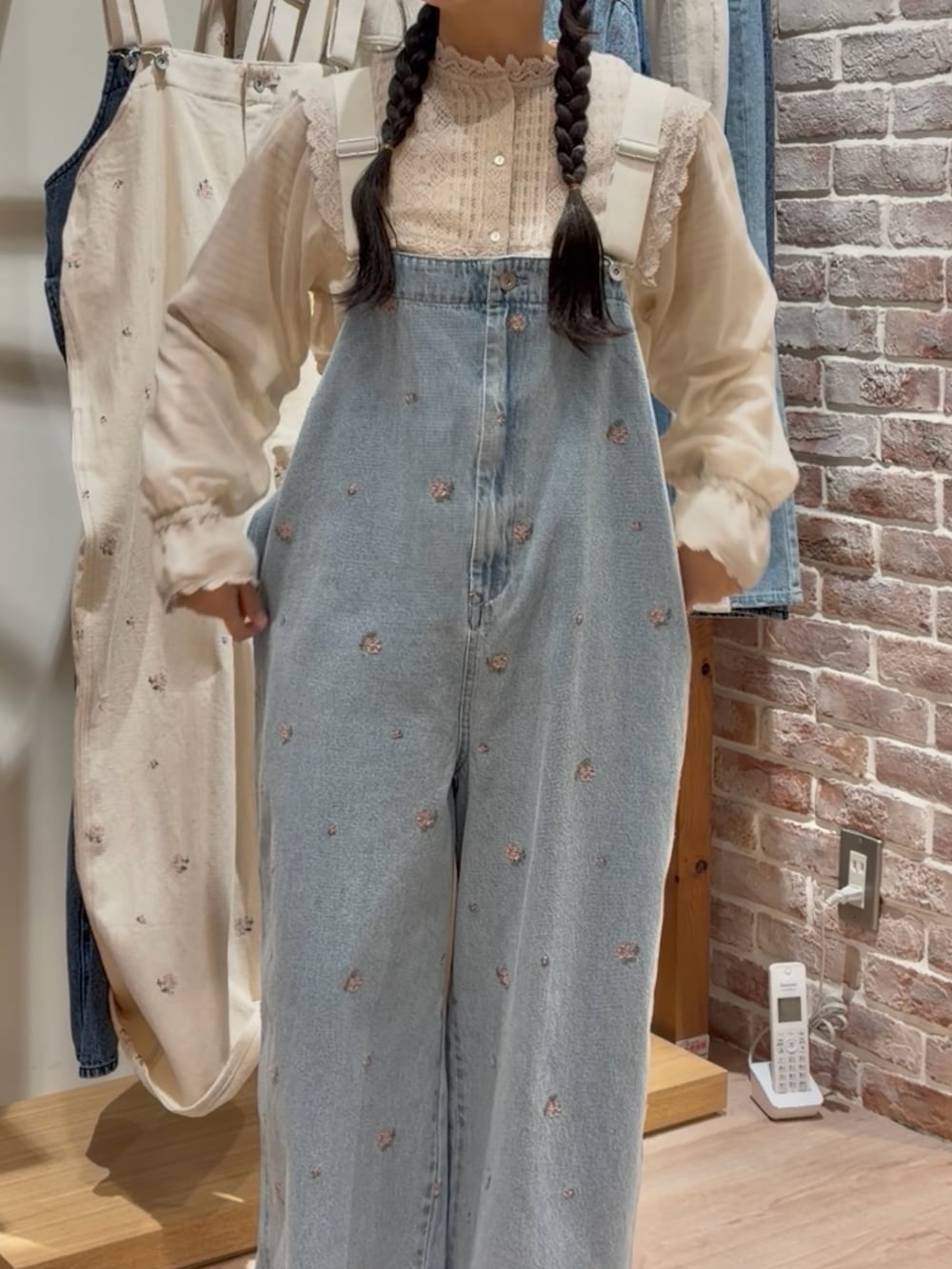 ブルー系のサロペット/オーバーオール、ホワイト系のシャツ/ブラウスを着用したレディースの冬コーディネートの5枚目の写真