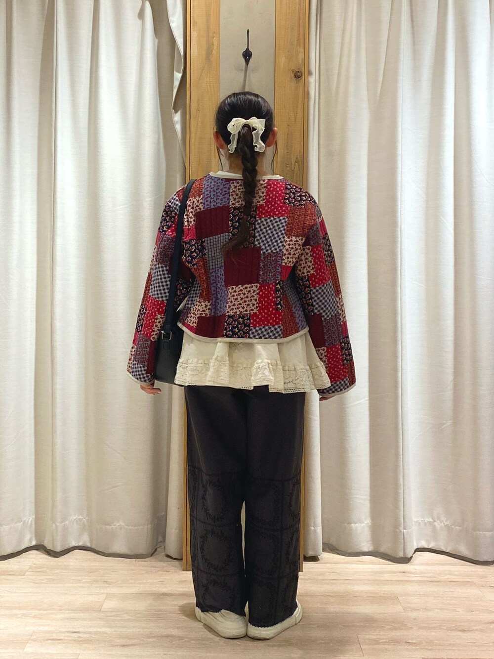 レッド系のノーカラージャケットを着用したレディースの夏コーディネートの3枚目の写真