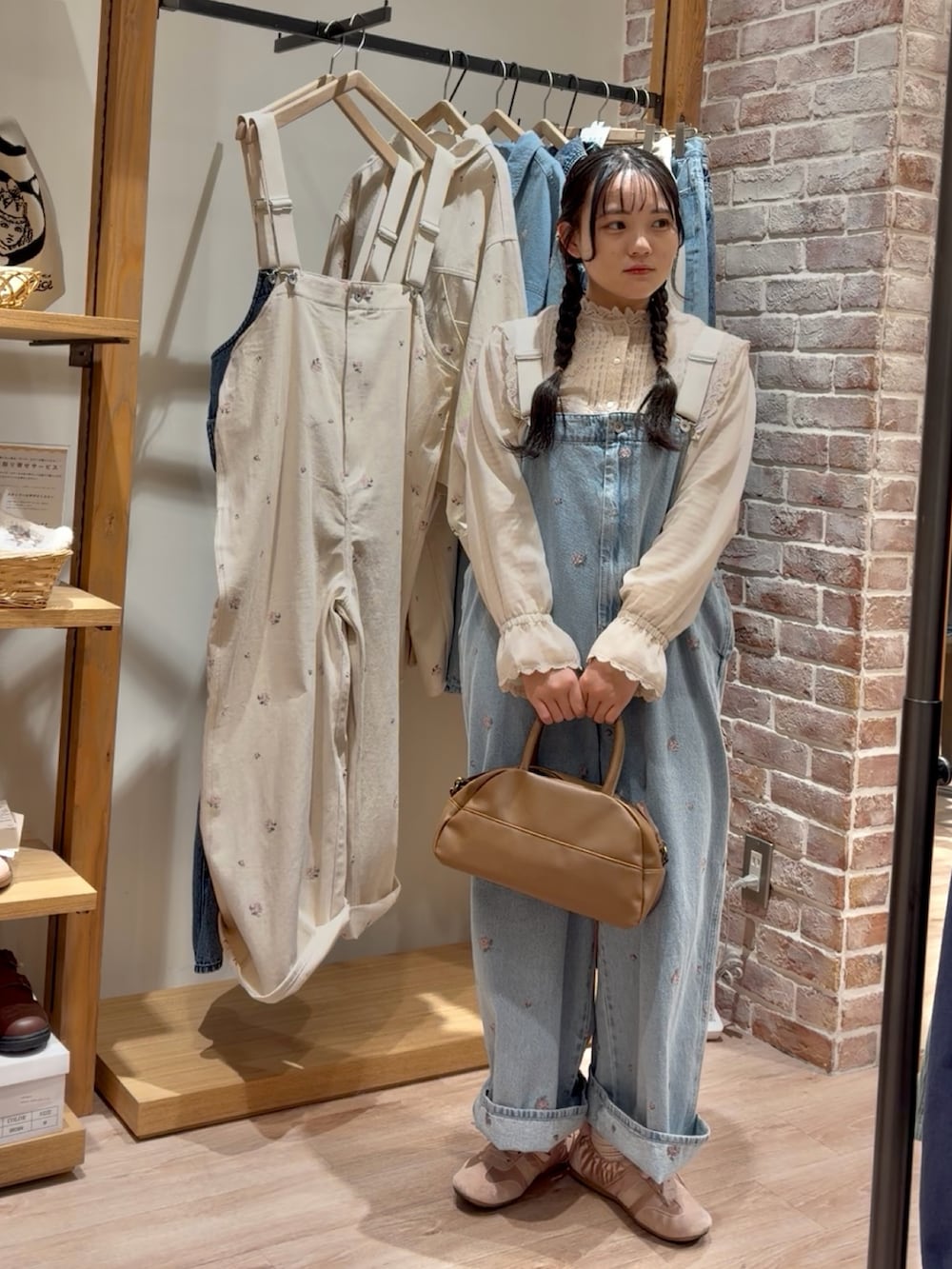 ブルー系のサロペット/オーバーオール、ホワイト系のシャツ/ブラウスを着用したレディースの冬コーディネートの3枚目の写真