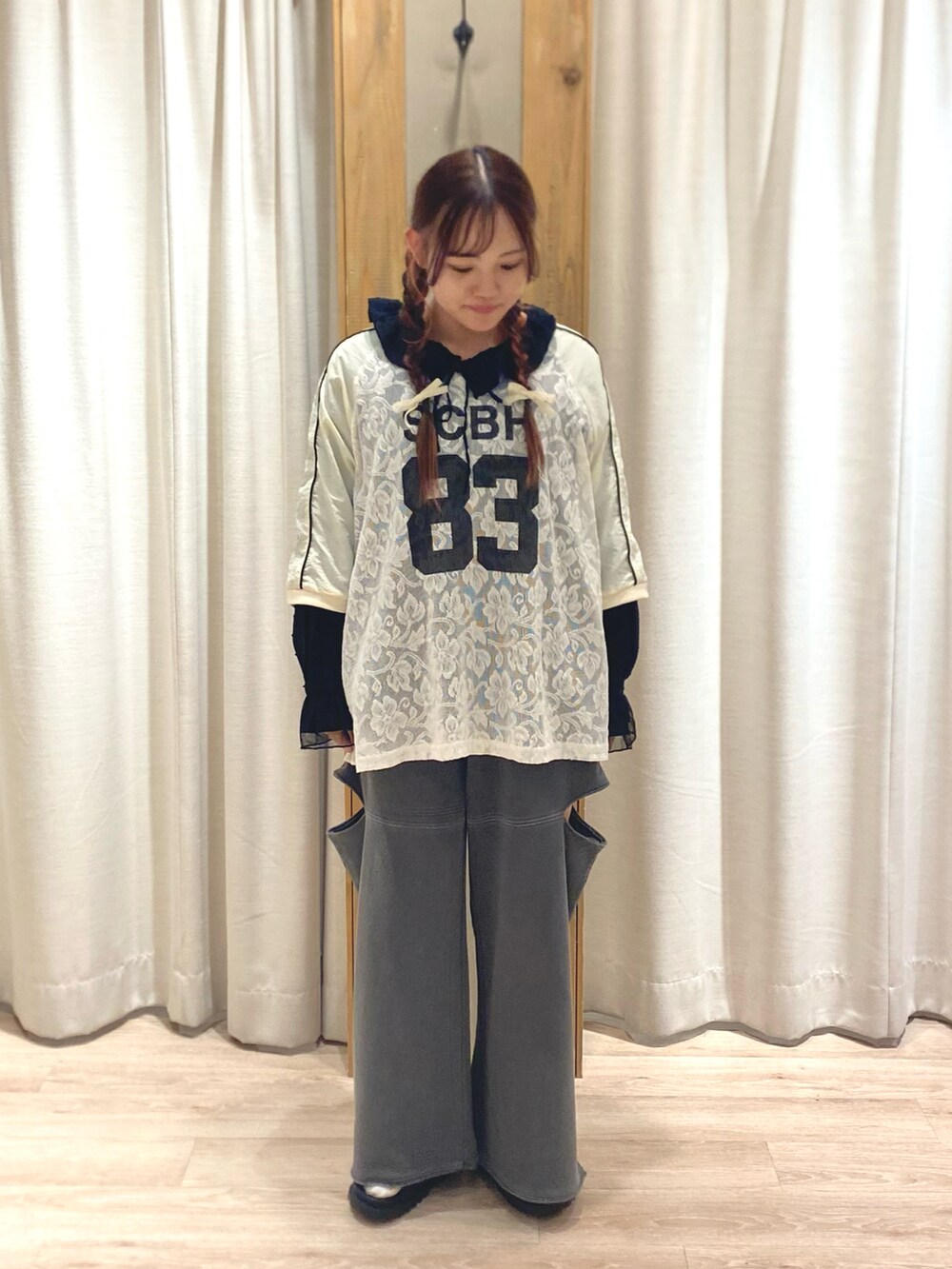 ベージュ系のTシャツ/カットソー、グレー系のその他パンツを着用したレディースの夏コーディネートの2枚目の写真