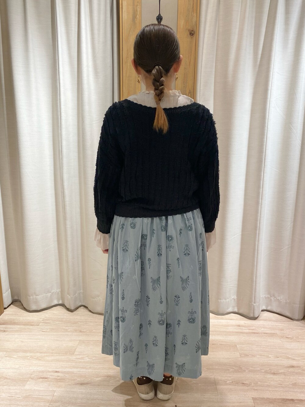 ブルー系のスカート、ベージュ系のシャツ/ブラウス、ブラック系のカーディガン/ボレロを着用したレディースの春コーディネートの4枚目の写真