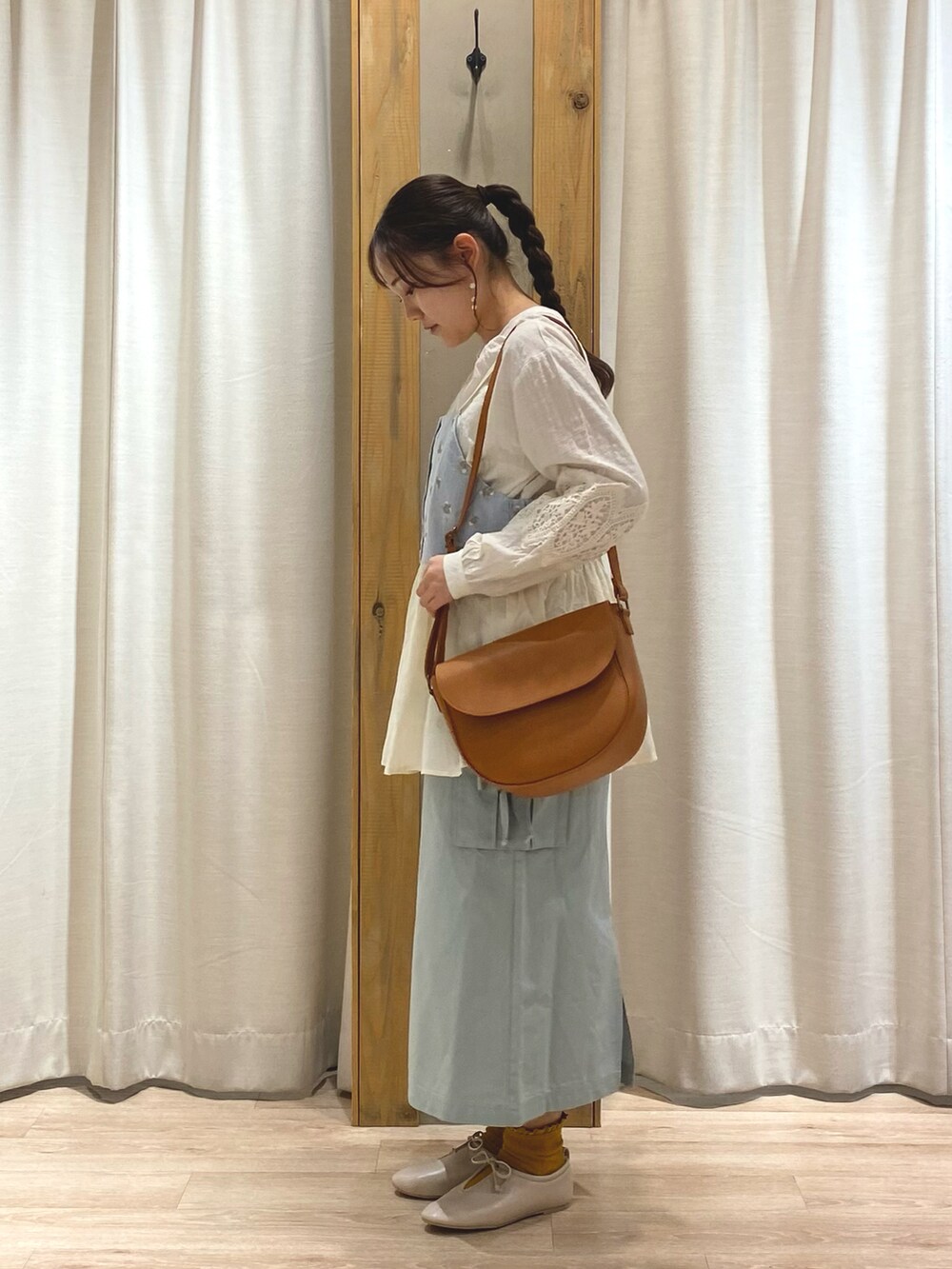 ブルー系のシャツ/ブラウス、ブルー系のスカートを着用したレディースの夏コーディネートの2枚目の写真