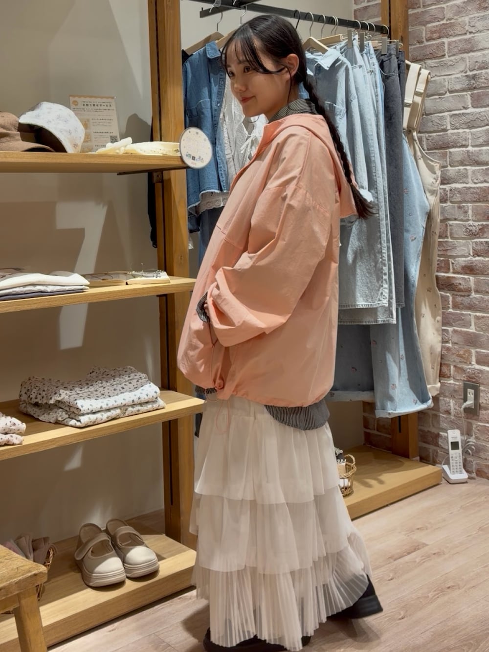 ピンク系のブルゾンを着用したレディースの春コーディネートの2枚目の写真