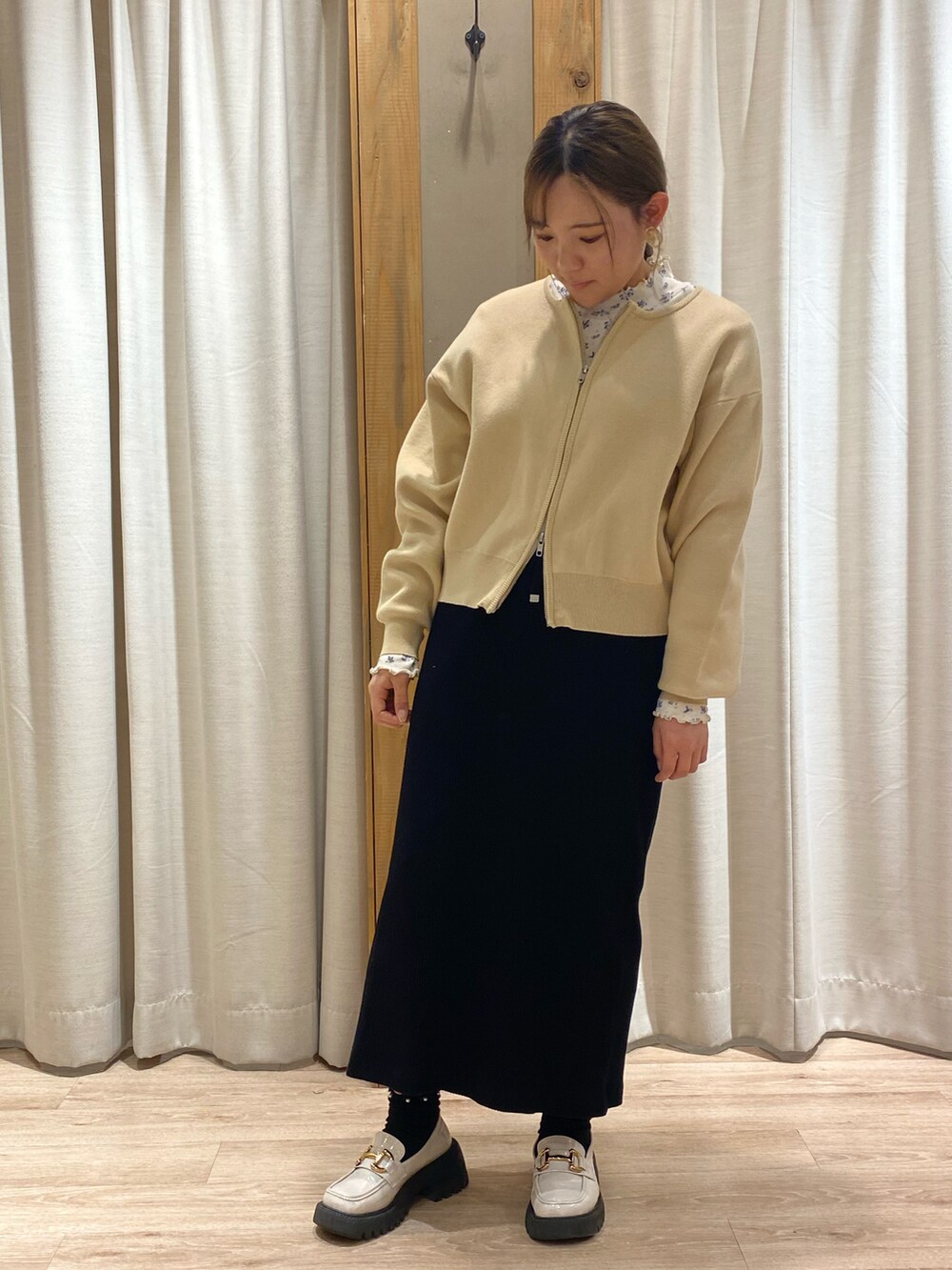 ベージュ系のカーディガン/ボレロ、パープル系のTシャツ/カットソー、ブラック系のスカートを着用したレディースの春コーディネートの3枚目の写真