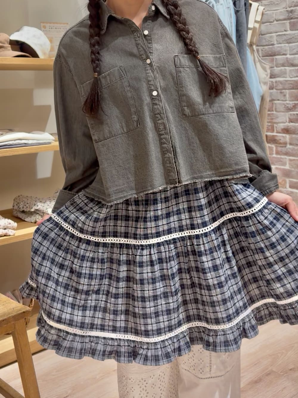 ブルー系のチュニックを着用したレディースの春コーディネートの3枚目の写真