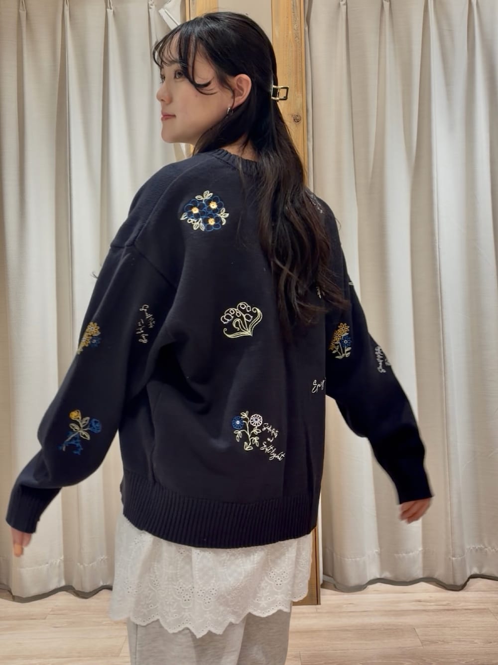 ブルー系のカーディガン/ボレロを着用したレディースの春コーディネートの5枚目の写真