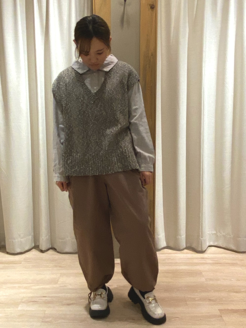 ブラウン系のベスト、グレー系のシャツ/ブラウス、ブラウン系のその他パンツを着用したレディースの春コーディネートの2枚目の写真