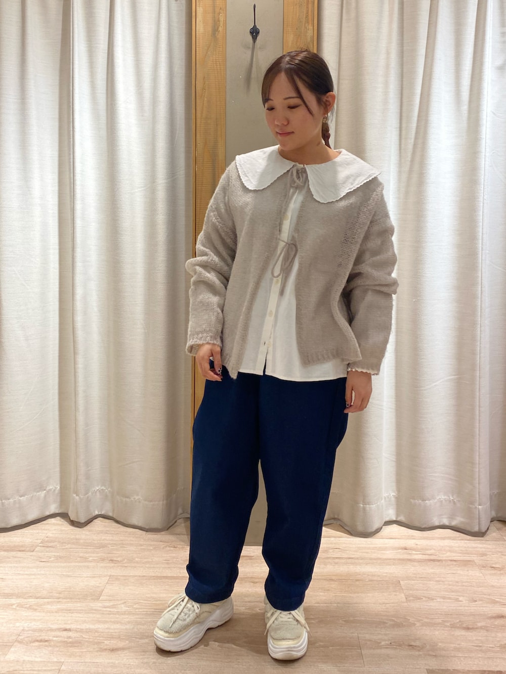 ホワイト系のシャツ/ブラウス、グレー系のカーディガン/ボレロを着用したレディースの春コーディネートの2枚目の写真