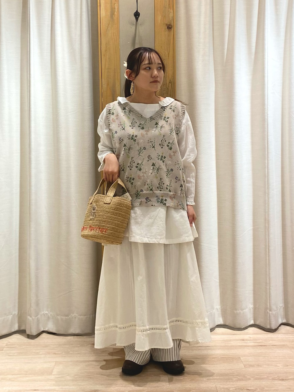 ホワイト系のシャツ/ブラウス、ホワイト系のスカートを着用したレディースの夏コーディネートの2枚目の写真