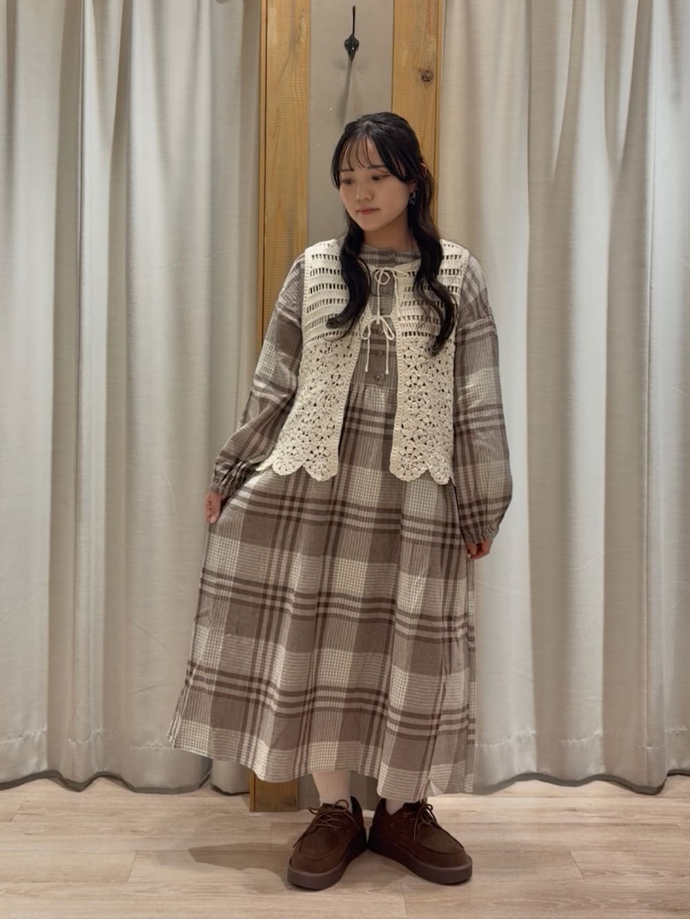 ブラウン系のワンピースを着用したレディースの春コーディネートの2枚目の写真