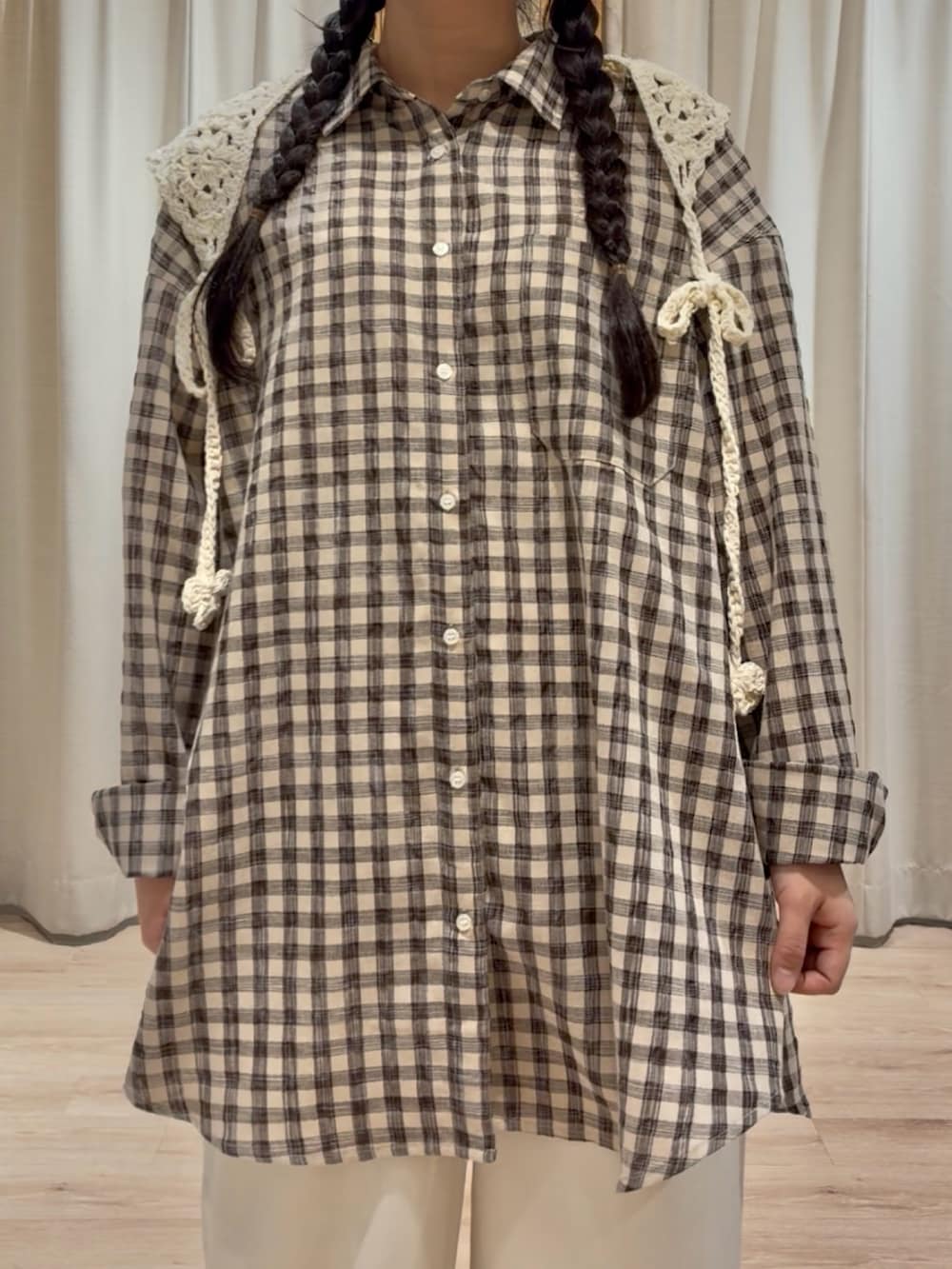 ベージュ系のシャツ/ブラウスを着用したレディースの冬コーディネートの5枚目の写真