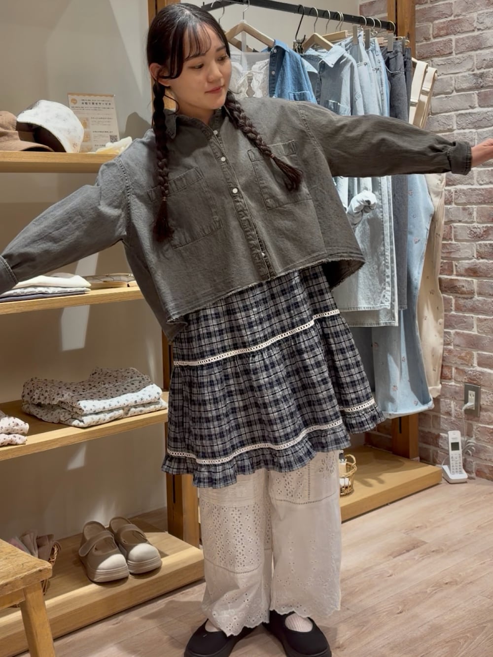 ブルー系のチュニックを着用したレディースの春コーディネートの2枚目の写真