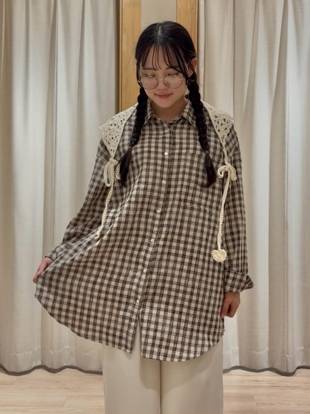 ベージュ系のシャツ/ブラウスを着用したレディースの冬コーディネートの4枚目の写真