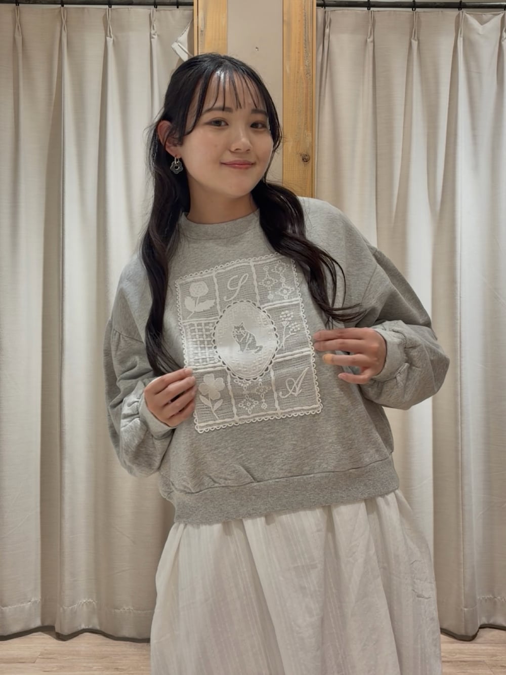 グレー系のTシャツ/カットソーを着用したレディースの春コーディネートの3枚目の写真