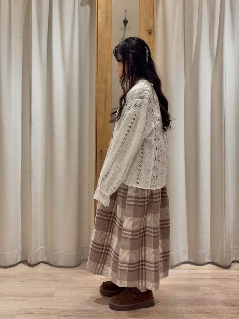 ブラウン系のワンピースを着用したレディースの春コーディネートの2枚目の写真