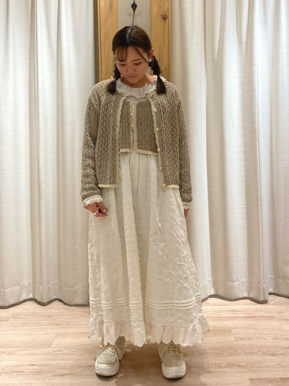 ブラウン系のカーディガン/ボレロ、ブラウン系のベスト、ホワイト系のTシャツ/カットソーを着用したレディースの春コーディネートの3枚目の写真