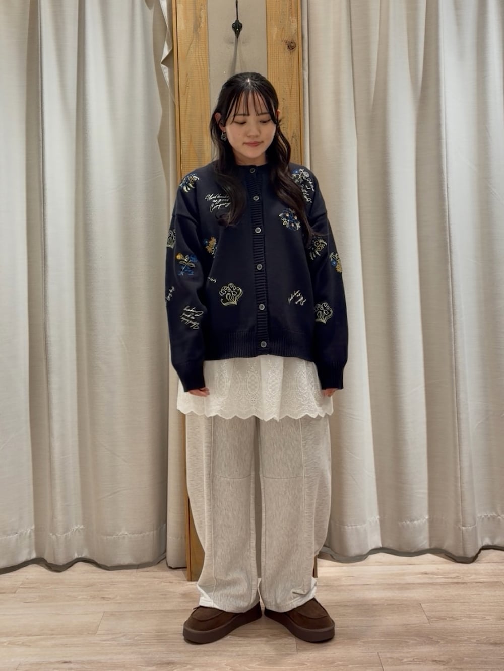 ブルー系のカーディガン/ボレロを着用したレディースの春コーディネートの4枚目の写真