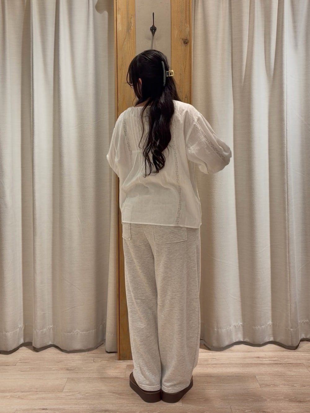 ブラウン系のハットを着用したレディースの春コーディネートの3枚目の写真