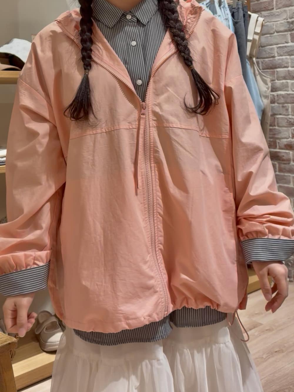 ピンク系のブルゾンを着用したレディースの春コーディネートの4枚目の写真