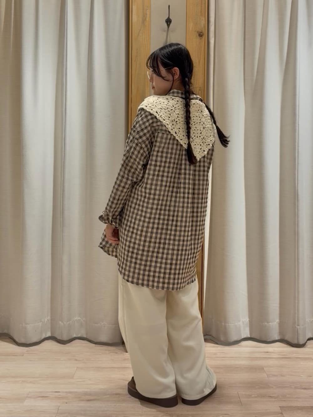 ベージュ系のシャツ/ブラウスを着用したレディースの冬コーディネートの2枚目の写真