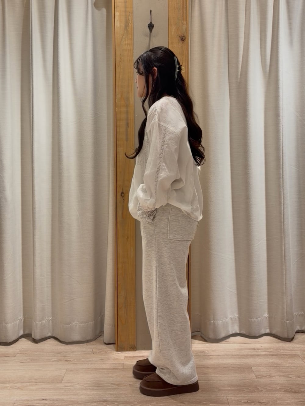 ブラウン系のハットを着用したレディースの春コーディネートの2枚目の写真