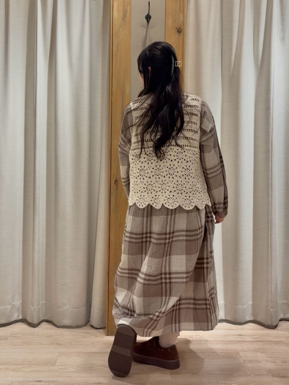 ブラウン系のワンピースを着用したレディースの春コーディネートの4枚目の写真