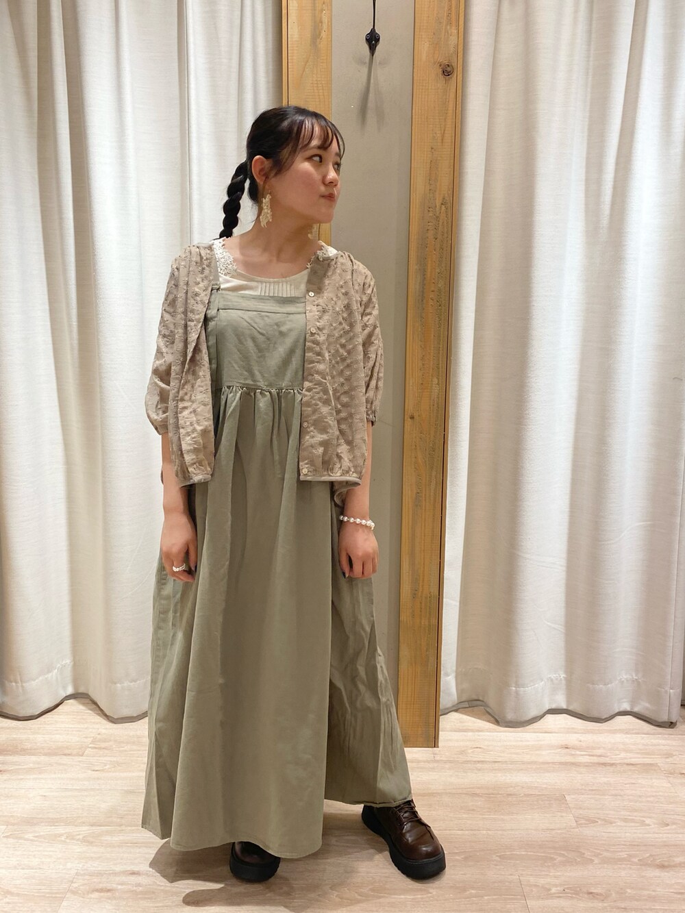 ブラウン系のシャツ/ブラウス、ベージュ系のTシャツ/カットソー、グリーン系のワンピースを着用したレディースの夏コーディネートの3枚目の写真