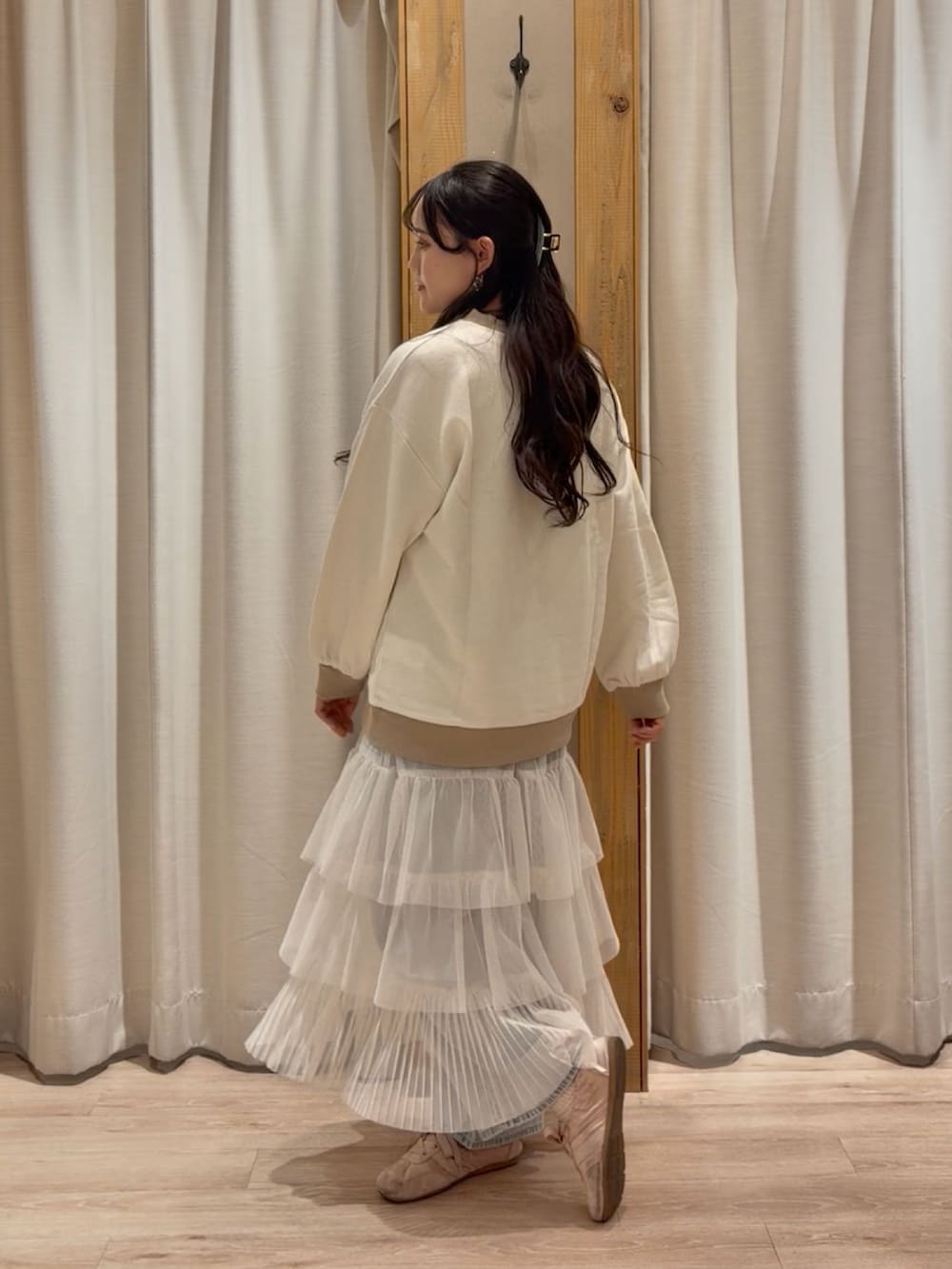 ホワイト系のスカートを着用したレディースの春コーディネートの2枚目の写真