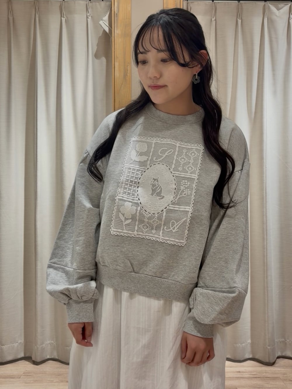 グレー系のTシャツ/カットソーを着用したレディースの春コーディネートの4枚目の写真