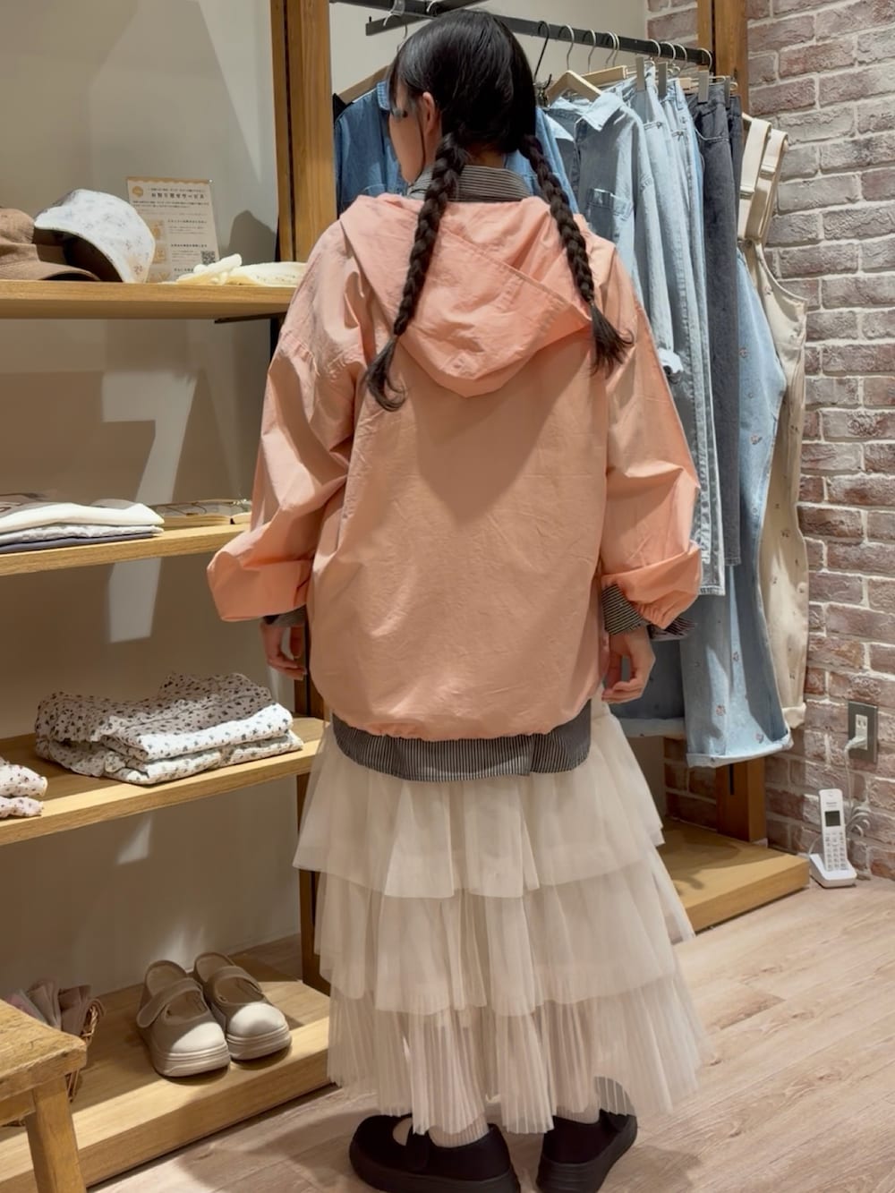 ピンク系のブルゾンを着用したレディースの春コーディネートの3枚目の写真