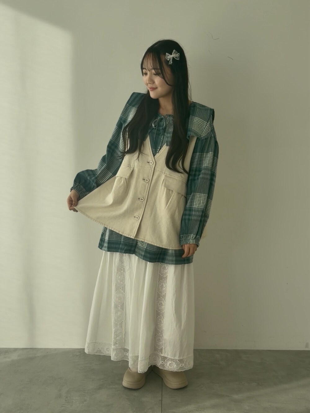 グリーン系のシャツ/ブラウスを着用したレディースの春コーディネートの2枚目の写真