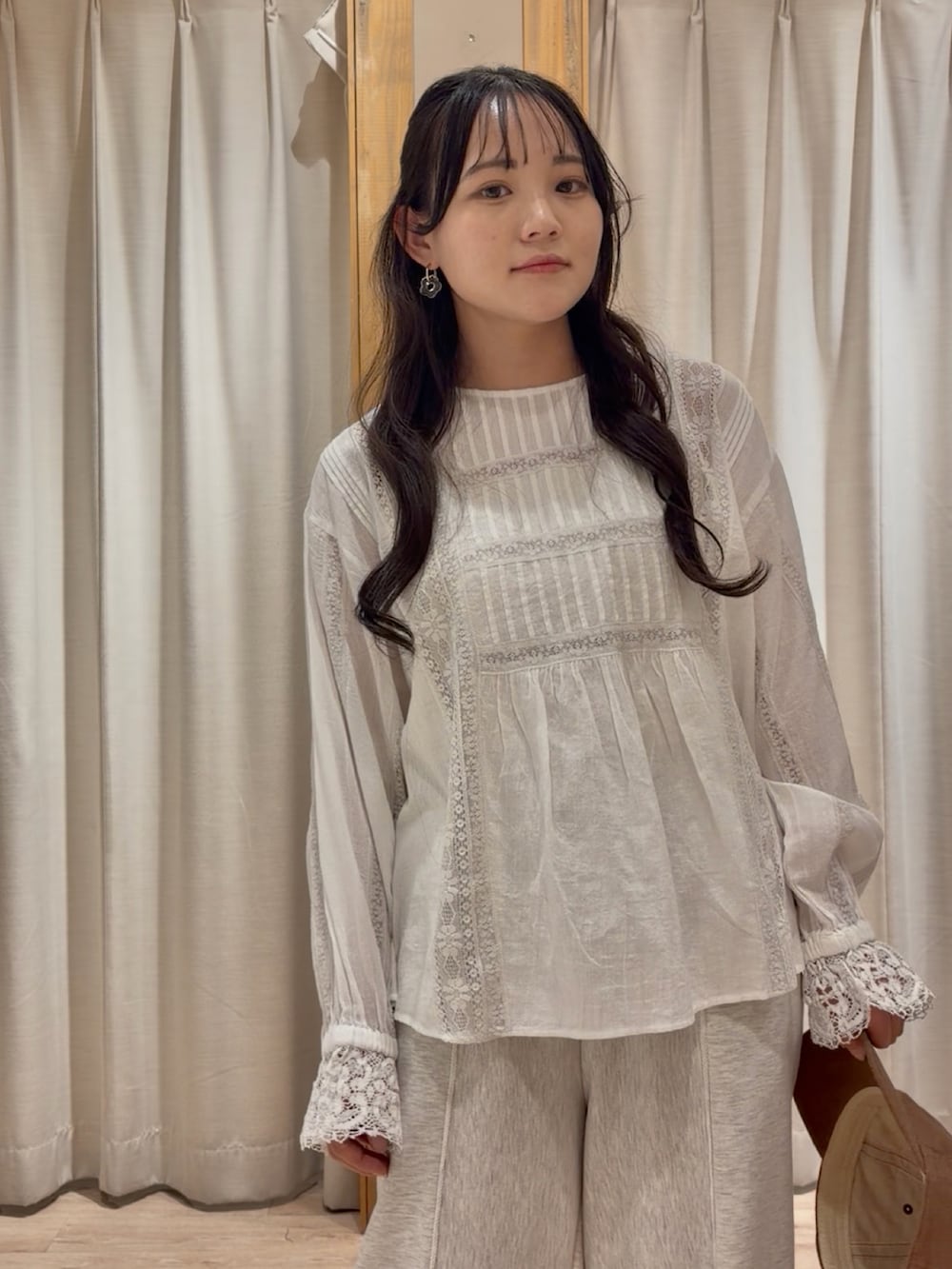 ブラウン系のハットを着用したレディースの春コーディネートの4枚目の写真